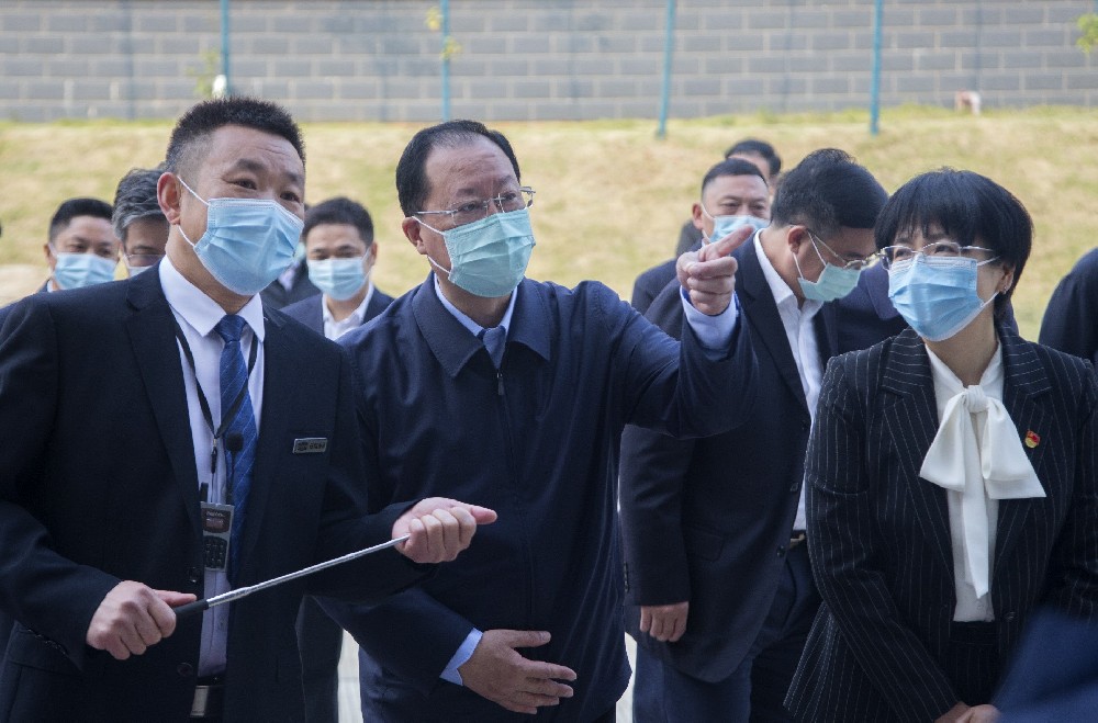 The Governor of Hunan Province, accompanied by the chairman, visited the industrial park together